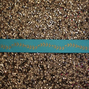 Collana girocollo con pianta azzurra