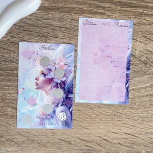 Op de afbeelding: Een handgemaakte houten snijplank met een natuurlijke afwerking. De plank heeft een rechthoekige vorm met afgeronde hoeken en een sapgroef. Afmetingen: ongeveer 45,7 cm lang, 30,5 cm breed en 2,5 cm dik.