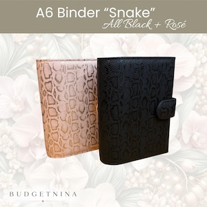 Könnte beinhalten: Zwei A6-Ordner mit Schlangenhautstruktur, einer in Roségold und einer in Schwarz. Der schwarze Ordner verfügt über eine seitliche Verschlusslasche. Der Text auf dem Bild lautet A6 Binder Snake All Black + Rosé und BUDGETNINA unten.