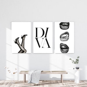 Puede incluir: Tres impresiones artísticas murales en blanco y negro. Una impresión muestra piernas con tacones altos, otra dice "DIVA" en letras negritas, y la tercera presenta primeros planos de labios. Las impresiones se exhiben sobre un banco.