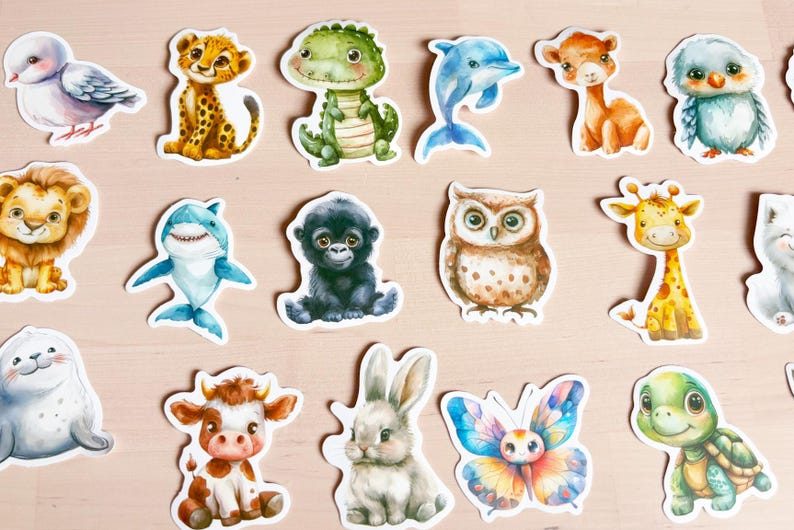 K&ouml;nnte beinhalten: Eine Sammlung farbenfroher Tieraufkleber, darunter ein Gepard, ein Krokodil, ein Delfin, eine Giraffe und eine Eule. Die Aufkleber sind im Aquarellstil mit wei&szlig;em Rand gehalten und eignen sich perfekt zum Scrapbooking oder Dekorieren.