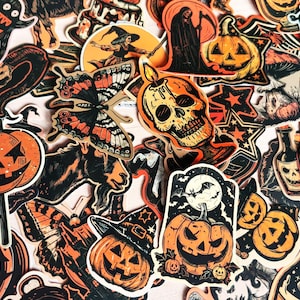 Può includere: Una collezione di adesivi a tema Halloween con zucche, teschi, streghe, pipistrelli e altri disegni spettrali. Gli adesivi sono principalmente arancioni, neri e bianchi, con un'estetica vintage.