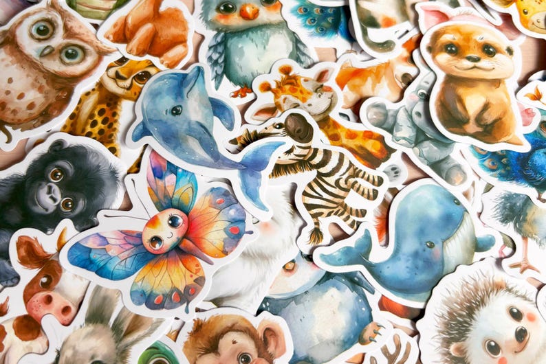 K&ouml;nnte beinhalten: Eine Sammlung farbenfroher Tieraufkleber im Aquarellstil. Die Aufkleber zeigen verschiedene Tiere, darunter eine Eule, ein Delfin, ein Schmetterling, ein Zebra und ein Wal. Die Aufkleber sind detailliert mit leuchtenden Farben und niedlichen Ausdr&uuml;cken.