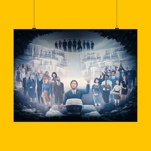 Puede incluir: Un póster con una ilustración surrealista de un grupo de personas en un entorno similar a una cueva. Un hombre con traje está de pie en un escritorio, gesticulando hacia un grupo de personas. El fondo representa una cascada y más personas.