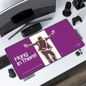 Ablösung Lumon Schreibtischunterlage | &quot;Halte durch!&quot; Dylan George MDR Motivations Poster Mousepad | TV-Show SchreibtischMat Geschenk | Große rutschfeste Mausunterlage