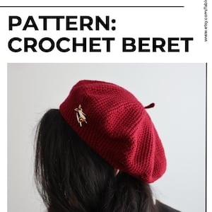 Puede incluir: Una boina de ganchillo de color rojo oscuro con un pequeño broche en forma de abeja en el lateral. El texto en la parte superior dice PATTERN: CROCHET BERET, Fable Fibers y www.etsy.com/fablefibersstudio, junto a un logo de gato negro con lana.
