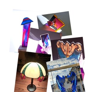 Könnte beinhalten: Eine Sammlung farbenfroher Glasmalereien. Enthält eine Lampe mit cremefarbenem Schirm und floralen Akzenten, ein blau-rotes hutähnliches Stück und ein geometrisches Prisma. Weitere Stücke zeigen abstrakte Designs in Pink, Orange und Blau.