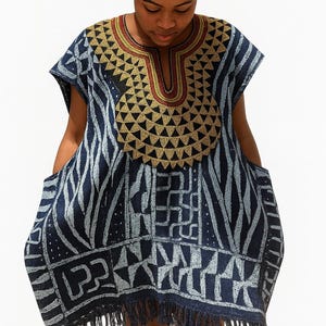 Original Bamileke Ndop Toghu Kleid – Handgewebtes Indigoblaues Oberteil | Traditionelle kamerunische Kleidung | Königliches Outfit für Kulturelle Veranstaltungen