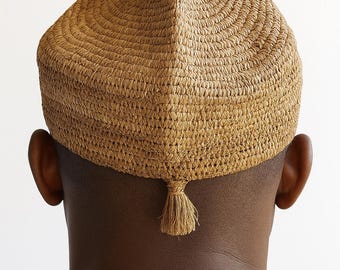 Cappello in rafia del Camerun tessuto a mano – Cappello tradizionale Toghu / Corona bassa / Vestibilità aderente / Stili Sawa, Bakweri, Bamenda, Bakossi / Colori assortiti