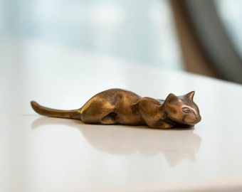 Figura de gato de latón hecha a mano: Escultura minimalista para decoración del hogar