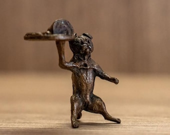 Figura de camarero de latón: escultura artesanal en miniatura para decoración original y amantes de los perros.