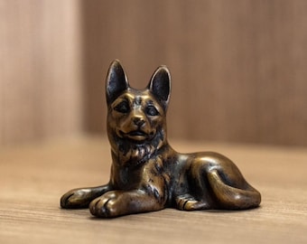 Figura de perro de latón hecha a mano: Escultura con acabado antiguo