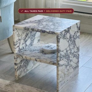 Mesa de centro Calacatta Viola con borde natural, decoración de lujo para tocador de baño, hecha a mano en dimensiones personalizadas.
