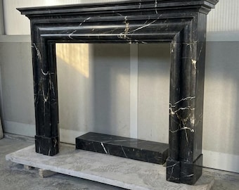 手彫りのネロ・マルキナ大理石の暖炉マントルピース：カスタマイズ可能