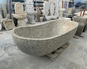 Badkar i natursten, handskuret fristående badkar, ovalt marmorbadkar med terrazzolook, lyxigt spabadkar, specialdesignat badrumsdekoration