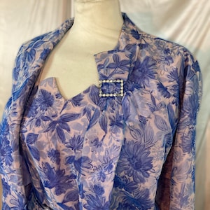 1950er Jahre blaues Blumenkleid dreiteilige Volup-Größe 22/24 passende Jacke