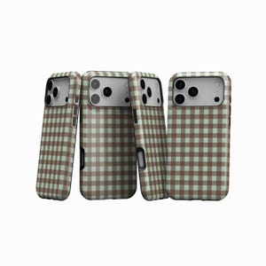 Op de afbeelding: Vier telefoonhoesjes met een bruin en lichtgroen ruitpatroon. De hoesjes worden vanuit verschillende hoeken getoond, waarbij de camera- en knoopuitsparingen worden benadrukt. Ontworpen voor een smartphone.
