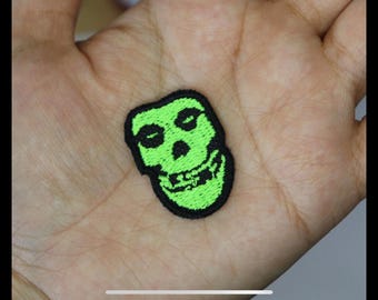 ミスフィッツ・フィーンド・パッチ：ミニ刺繍アイロン接着アップリケ