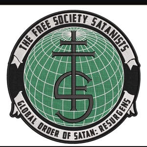 Peut inclure: Écusson brodé avec le texte "THE FREE SOCIETY SATANISTS" et "GLOBAL ORDER OF SATAN: RESURGENS". L'écusson présente un globe vert avec une croix noire et la lettre "S" entrelacée. La bordure est noire.