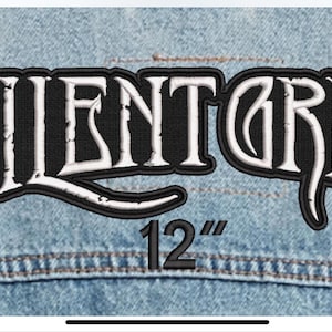 Könnte beinhalten: Ein schwarzer gestickter Aufnäher mit weißer Schrift, die SOILENT GREEN in einer stilisierten Schriftart zeigt. Der Aufnäher ist auf einem hellblauen Jeansstoff platziert. Text auf dem Bild gibt Maße von 10,16 cm Höhe und 30,48 cm Breite an.