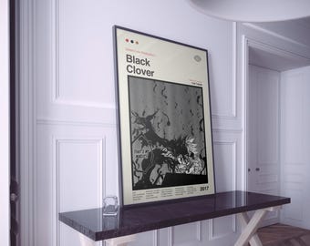 Puede incluir: Póster enmarcado con el título "Black Clover" en un diseño minimalista. El póster presenta una ilustración en blanco y negro de personajes de anime. El póster está sobre una mesa marrón oscuro.