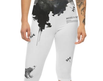 Leggings Capri con estampado de rana y libélula en tinta negra | Ilustración de naturaleza AOP