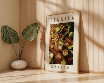 Op de afbeelding: Een ingelijste verticale wandprint met de tekst TEQUILA bovenaan en MÉXICO onderaan. De centrale afbeelding toont twee glazen met amberkleurige vloeistof, ijsblokjes, zoutranden en limoenpartjes op een houten ondergrond.