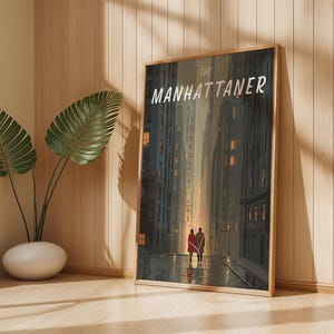 Peut inclure: Une affiche encadrée intitulée "The Manhattaner" représente un couple marchant dans une rue de la ville au crépuscule. L'œuvre d'art présente une palette de couleurs sourdes, mettant l'accent sur les bâtiments et le couple. Le cadre est de couleur bois clair.