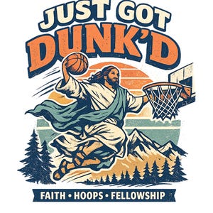 Puede incluir: Ilustración gráfica de una figura con túnica blanca encestando un balón de baloncesto. El texto "JUST GOT DUNK'D" está encima de la figura, con "FAITH • HOOPS • FELLOWSHIP" debajo. El fondo incluye montañas y árboles, con una combinación de colores retro.