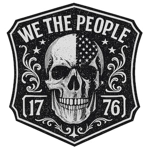 Puede incluir: Diseño gráfico en blanco y negro que presenta una calavera con un diseño de bandera estadounidense en un lado. El texto "WE THE PEOPLE" está en la parte superior, con "1776" en la parte inferior. El diseño tiene forma de escudo con adornos decorativos.