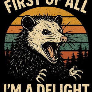 K&ouml;nnte beinhalten: Retro-Grafik mit einem Opossum mit offenem Maul, vor einem Sonnenuntergang. Der Text "FIRST OF ALL" steht &uuml;ber dem Opossum, darunter "I'M A DELIGHT". Das Design verwendet eine Vintage-Farbpalette.