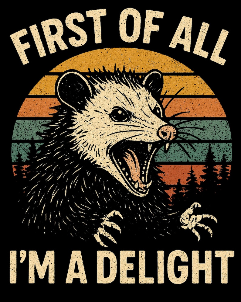 K&ouml;nnte beinhalten: Retro-Grafik mit einem Opossum mit offenem Maul, vor einem Sonnenuntergang. Der Text "FIRST OF ALL" steht &uuml;ber dem Opossum, darunter "I'M A DELIGHT". Das Design verwendet eine Vintage-Farbpalette.