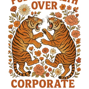 以下が含まれることがあります： 「PUBLIC HEALTH OVER CORPORATE WEALTH」のテキストが入ったヴィンテージスタイルのグラフィック。2匹のトラが向かい合い、花に囲まれています。トラはオレンジ色と黒の縞模様です。テキストと花はオレンジと茶色の色合いです。