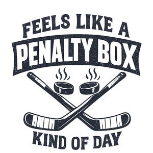 以下が含まれることがあります： 黒と白のグラフィックデザイン。交差したホッケーのスティック、2つのパック、そして「FEELS LIKE A PENALTY BOX KIND OF DAY」というテキスト。 このデザインは、ホッケーファンに最適な、使い古されたヴィンテージルックです。