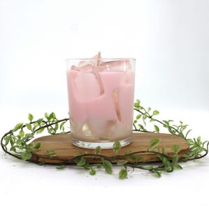 Vela con aroma a fresa y leche. Vela artesanal con aroma a fresa y un efecto realista de cubito de hielo de gel.