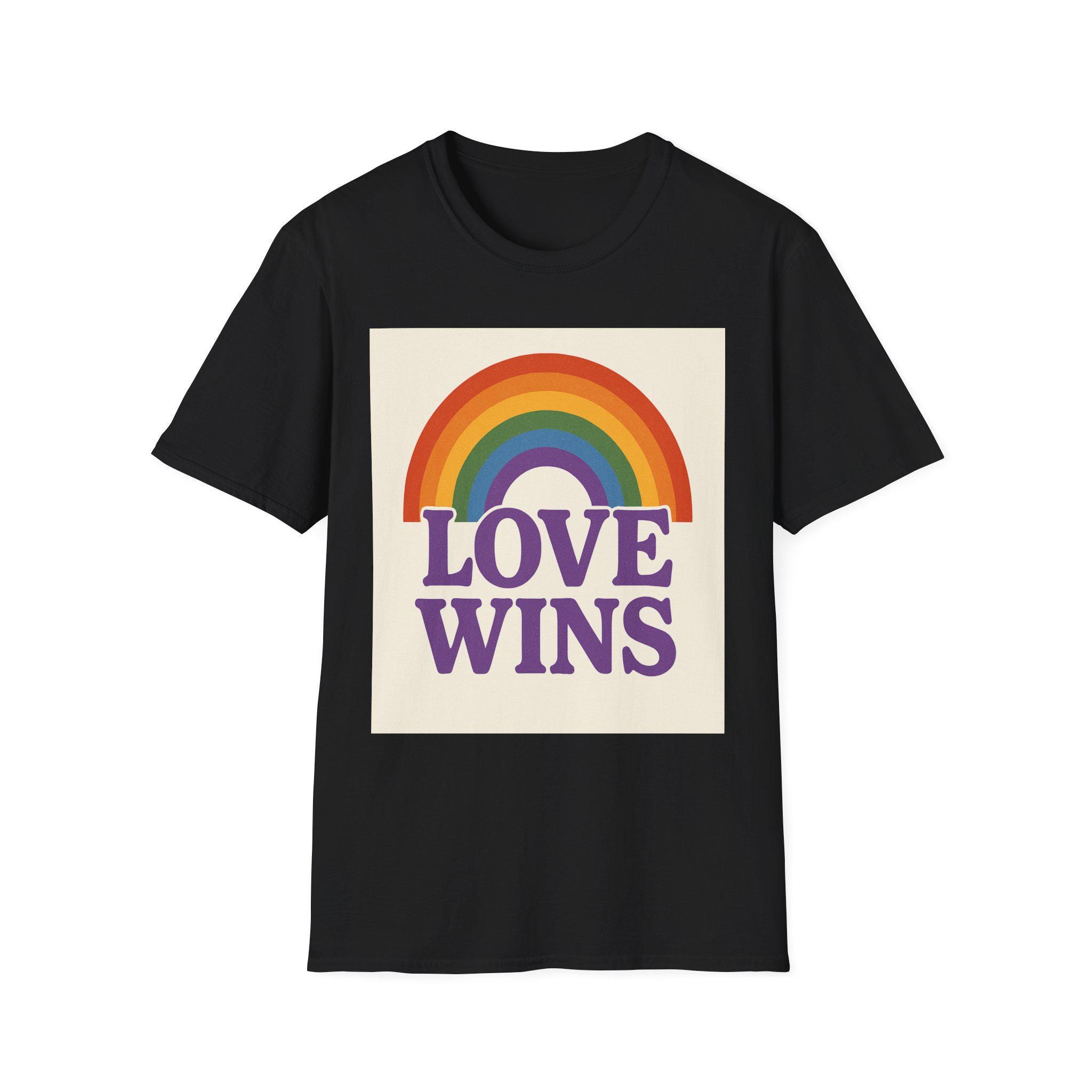 T-Shirt Donna Gay Love Wins | Righe Cuore LGBT, Cotone Biologico, Taglie S-XXXL