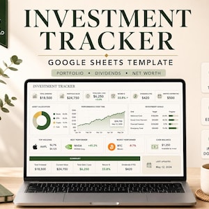 Può includere: Un laptop mostra un modello "Investment Tracker" di Google Sheets. Lo schermo mostra dati finanziari, grafici e tabelle. Il testo include "Portfolio", "Dividends" e "Net Worth". L'immagine presenta anche una tazza di caffè, una pianta e "Download digitale istantaneo."