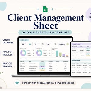 Può includere: Un modello digitale di foglio di gestione clienti per Google Sheets, con un laptop e un tablet che mostrano dashboard e tracker. Il design include icone per il database clienti, il project tracker e l'invoice tracker. Il testo recita "Client Management Sheet" e "Instant Download."