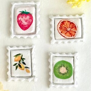 Stempelmagneten Set van 4 Fruitthema Aardbei, Kiwi, Citroen, Sinaasappel Rustieke Klei Keuken Decor | Uniek cadeau