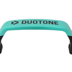 Peut inclure: Une poignée turquoise avec le mot "DUOTONE" imprimé en noir. La poignée a un design incurvé et est fixée à deux bases rectangulaires noires avec des vis. La poignée est probablement pour un équipement sportif.