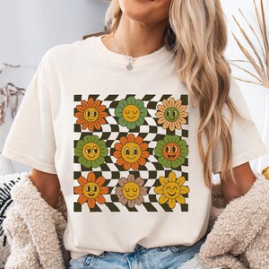 Retro Checkered Flower Graphic Tee: Boho Hippie Style