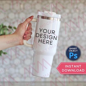 Peut inclure: Un gobelet blanc avec une poignée et un couvercle, avec une paille rose. Le texte "YOUR DESIGN HERE" est imprimé sur le devant. Un graphique rose et blanc "INSTANT DOWNLOAD" est en bas à droite.