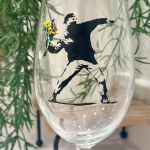 Banksy Flower Thrower vinglas: Handmålat konstglas