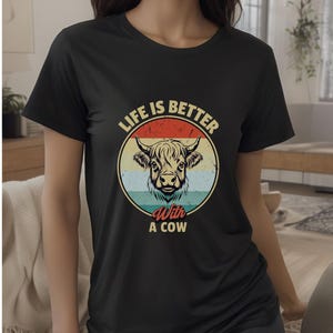 Camiseta &quot;La vida es mejor con una vaca&quot;, camiseta retro vintage de vaca de las Tierras Altas, camiseta de la vida en la granja, regalo divertido para los amantes de las vacas, camiseta con gráfico rústico campestre.