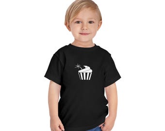 かわいいカップケーキとヒューズ付き幼児用Tシャツ | カップケーキのグラフィック、気まぐれなベーキングデザイン