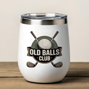 Puede incluir: Vaso aislado blanco con borde y tapa plateados. El vaso presenta un dise&ntilde;o tem&aacute;tico de golf con una pelota de golf, palos de golf cruzados y el texto "OLD BALLS CLUB" en una pancarta. El dise&ntilde;o es en tonos marrones, verdes y negros.