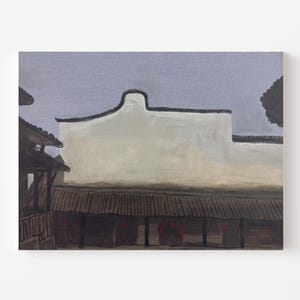Op de afbeelding: Een acrylverfschilderij van een gebouw met een witte gevel en een donkerbruin dak. De lucht is lichtblauw. Het schilderij heeft een minimalistische stijl, met eenvoudige vormen en kleuren. Het kunstwerk is op een wit oppervlak gemonteerd.