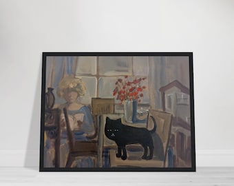 Op de afbeelding: Een ingelijst schilderij toont een huiselijke scène met een zwarte kat, een lezende persoon en een vaas met rode bloemen. Het kunstwerk gebruikt gedempte tinten blauw, bruin en wit, wat een gezellige, vintage esthetiek creëert.
