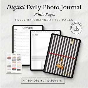 Könnte beinhalten: Digitales tägliches Fototagebuch mit 368 weißen Seiten, vollständig verlinkt. Enthält 150 digitale Sticker. Mit schwarz-weiß gestreiftem Einband, rotem Gummiband und goldenem Anhänger sowie Innenansichten mit Jahresübersicht und Tagesseite.