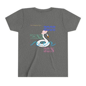 Op de afbeelding: Een grijs gemêleerd T-shirt met korte mouwen en een afbeelding van een witte zwaan-zwemband met een roze hoed. De tekst luidt: Here I thought we had a GOOD THING GOIN, met blauwe golvende lijnen onder de zwaan en veelkleurige, verweerde letters.